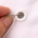 Couture de renfort réalisée autour du trou