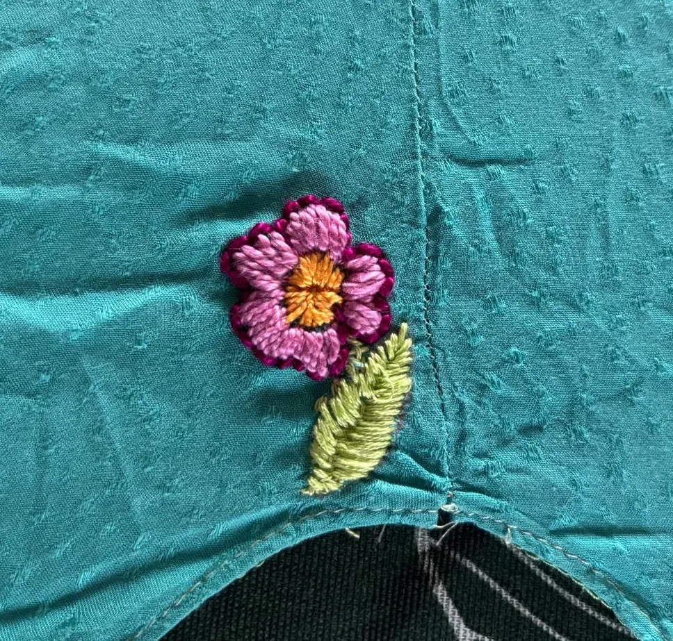 Vêtement réparé avec une broderie faite à la main