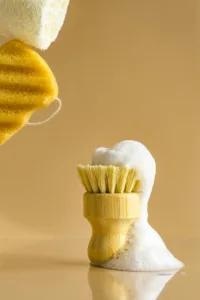 Brosse souple utilisée pour nettoyer une fermeture éclair