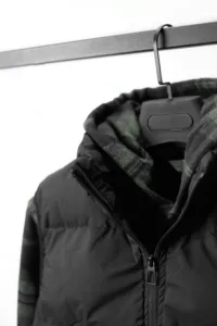 Manteau rangé avec sa fermeture éclair fermée