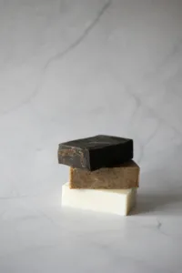 Savon sec utilisé avec modération sur une fermeture éclair