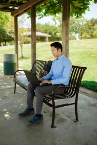costume de travail homme en costume qui travail dans un parc